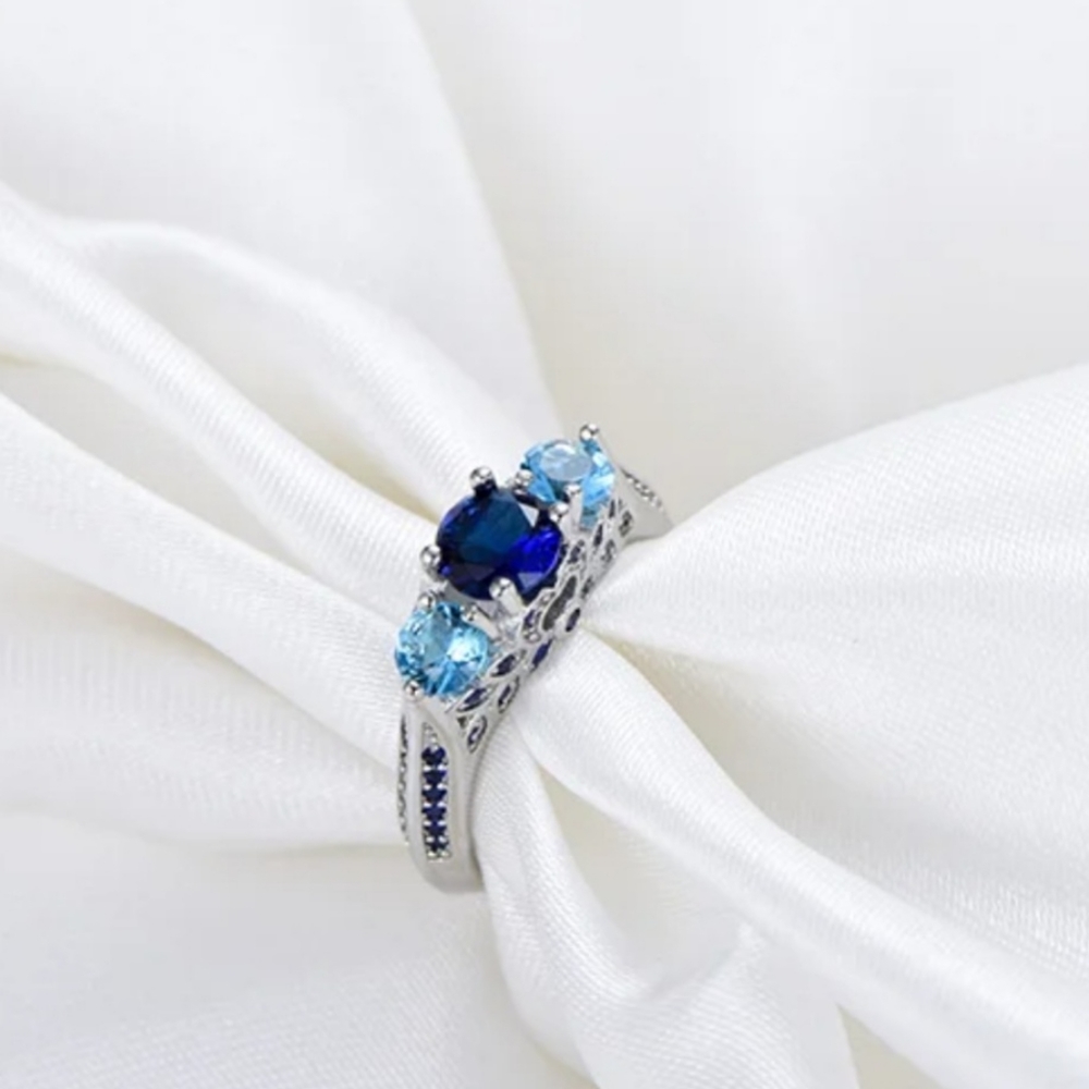Woman's Ring - Picture 2 of 4